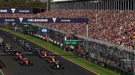 Immagine iconica del Gran Premio d'Australia, con auto che gareggiano nel circuito cittadino di Melbourne