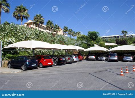 Veicoli aziendali in un parcheggio