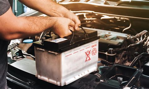 Tecnico specializzato che effettua un controllo diagnostico sulla batteria di un'auto