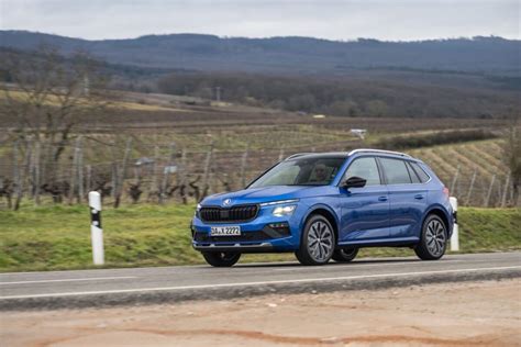 Skoda Kamiq su strada con cielo azzurro