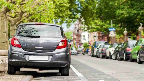 Veicoli in coda in una strada urbana