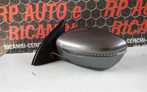 Esploso tecnico dello specchietto retrovisore interno Nissan Qashqai con vista dei punti di ancoraggio al parabrezza