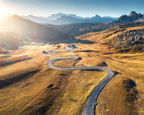 Strada di montagna tortuosa con una Subaru BRZ