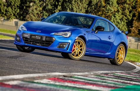 Cerchi OZ Ultraleggera oro su una Subaru BRZ blu