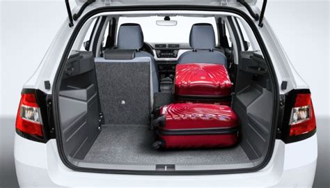 Bagagliaio Skoda Fabia con cappelliera in diverse posizioni