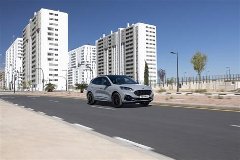 SUV Ford Kuga parcheggiato in un contesto urbano moderno