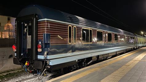 Treno indiano con carrozze ladies coupe