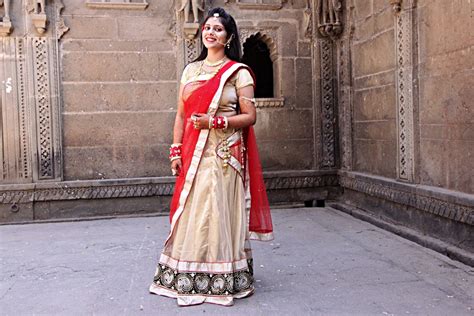 Donne indiane in sari tradizionali