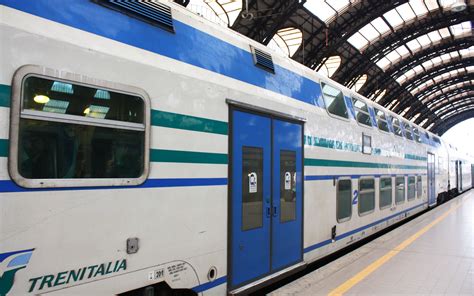 Donne che si confidano in un treno