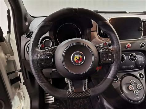 Volante Fiat 500 Abarth sporco e un volante Fiat 500 Abarth pulito
