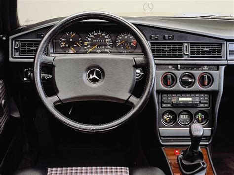 Interni della Mercedes 190