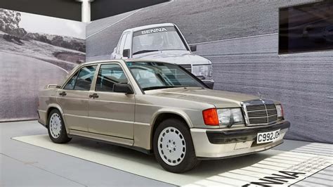 Mercedes 190 in movimento