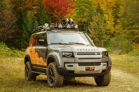 Land Rover Defender frontale in azione off-road