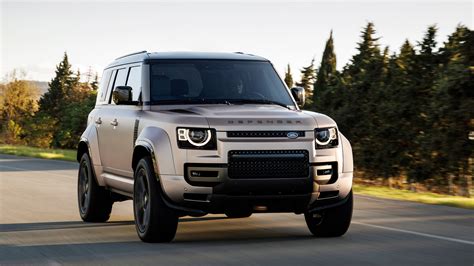 Land Rover Defender in un guado profondo