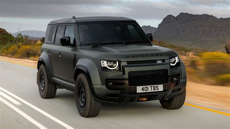 Land Rover Defender OCTA in azione su terreni difficili
