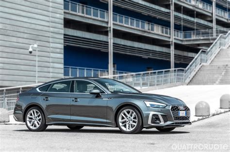 Audi A5 g-tron in contesto urbano che evidenzia la sua eleganza e dinamicità
