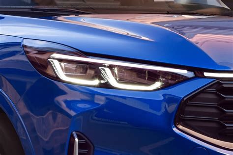 Ford Kuga con fari LED accesi di notte