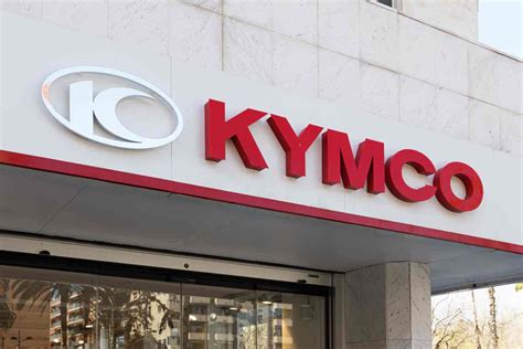 Interno di un concessionario Kymco con diversi modelli esposti