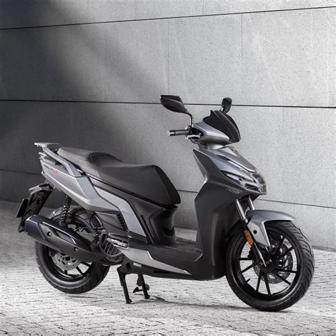 Dettaglio di uno scooter Kymco Agility S in movimento