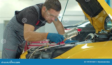 Professionista auto al lavoro con ricambi