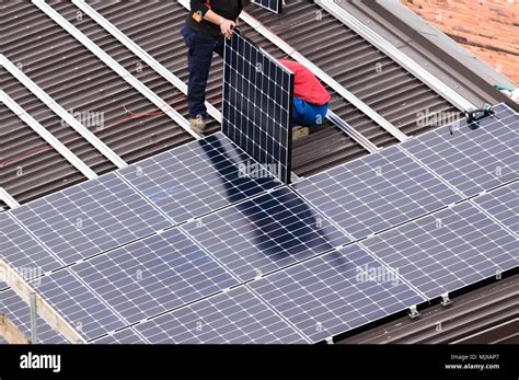Diverse configurazioni di installazione pannelli solari sul tetto