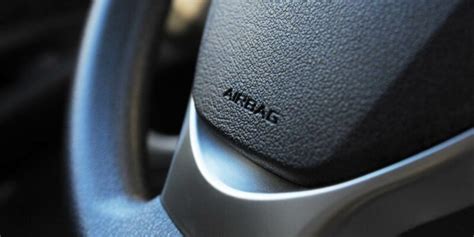 Interno di un'auto con evidenziati i diversi tipi di airbag