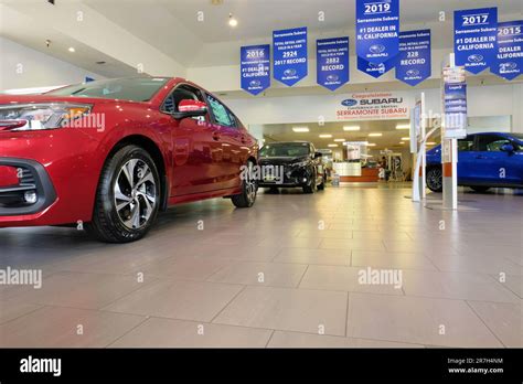 Automobile Subaru in esposizione presso una concessionaria