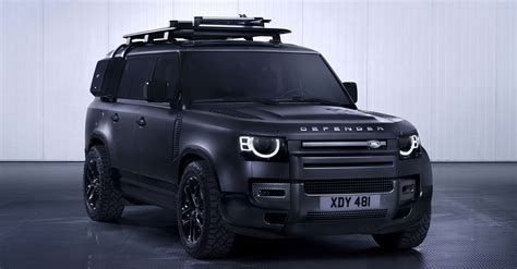 Land Rover Defender in un ambiente montano