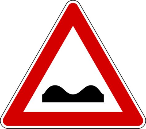 Strada dissestata con buche e lavori in corso