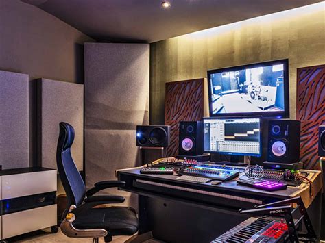 Configurazione di uno studio di registrazione casalingo con chitarra, amplificatore e scheda audio