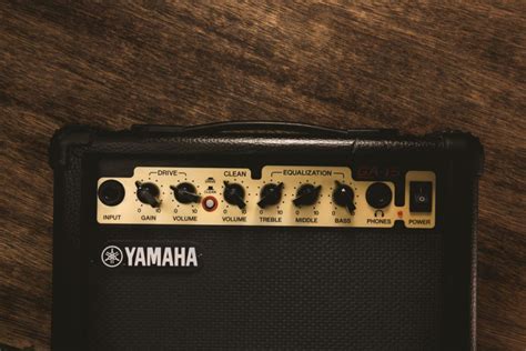 Microfono posizionato davanti a un amplificatore per chitarra