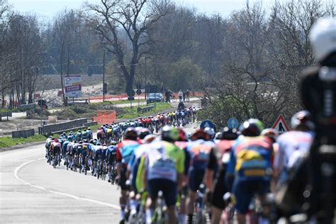 Immagine iconica della Milano-Sanremo con ciclisti che affrontano l'ultima salita