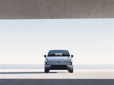Volvo EX30 parcheggiata in un ambiente urbano, che ne evidenzia le dimensioni compatte