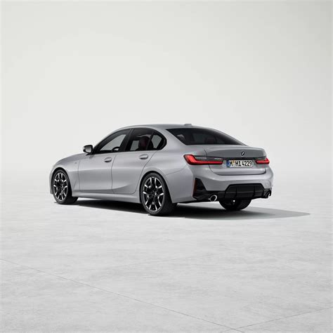 BMW Serie 3 G20 in allestimento M Sport su strada
