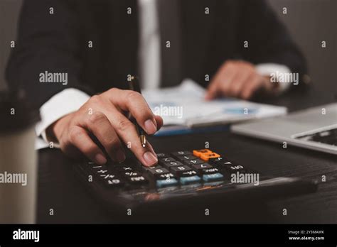 Persona che esamina documenti finanziari su un tablet