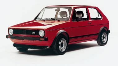 Volkswagen Golf GTI Mk1 rossa: visuale di 3/4 anteriore