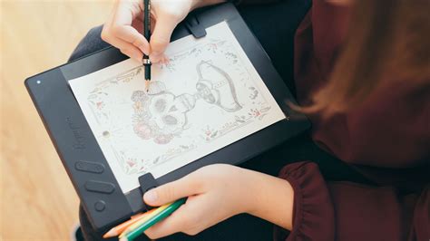 Disegno di concept car su tavoletta grafica