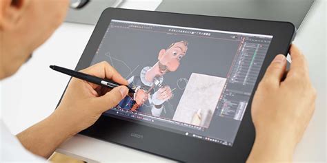 Designer che utilizza una Cintiq Pro per il design di prodotto