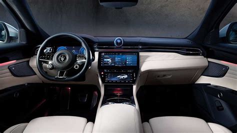 Interni di un SUV moderno con display digitale