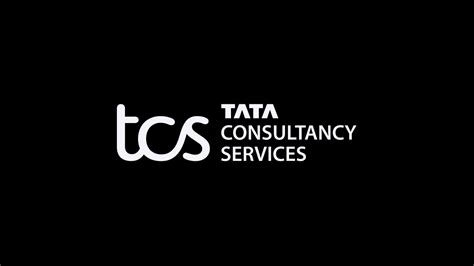 TCS logo con auto elettrica in primo piano