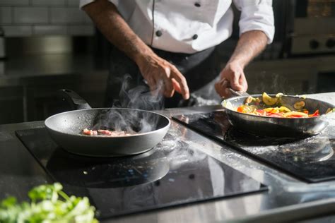 Chef in cucina con divisa professionale