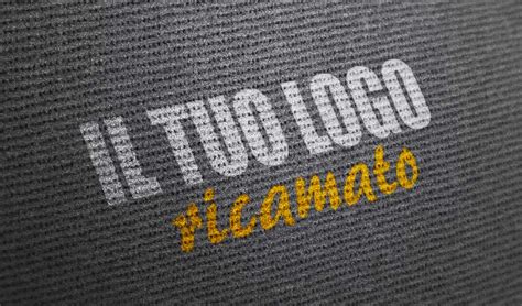 Logo aziendale ricamato su una divisa
