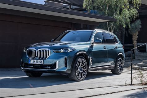 BMW X5 in un contesto urbano