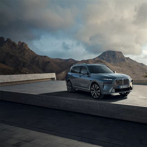 BMW X7 parcheggiata davanti a un edificio moderno