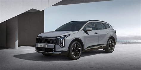 Campagna pubblicitaria Kia Sportage con paesaggio urbano al tramonto