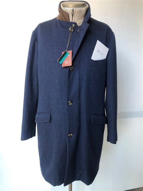Uomo che indossa un blazer cappotto Loro Piana in un ambiente urbano