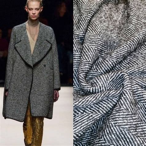 Dettaglio del tessuto del blazer cappotto con motivo tartan in spina di pesce