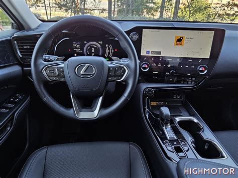 Interni Lexus NX con schermo centrale e cruscotto