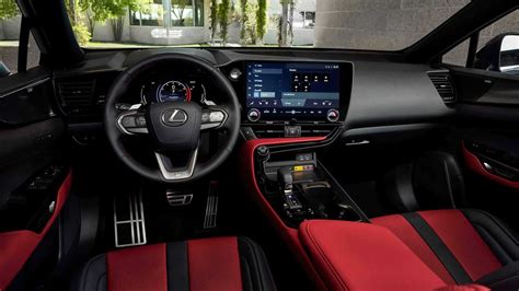 Interni Lexus NX, sedili in pelle e volante