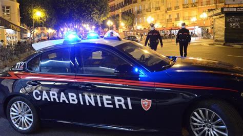 Carabinieri in azione con auto di pattuglia